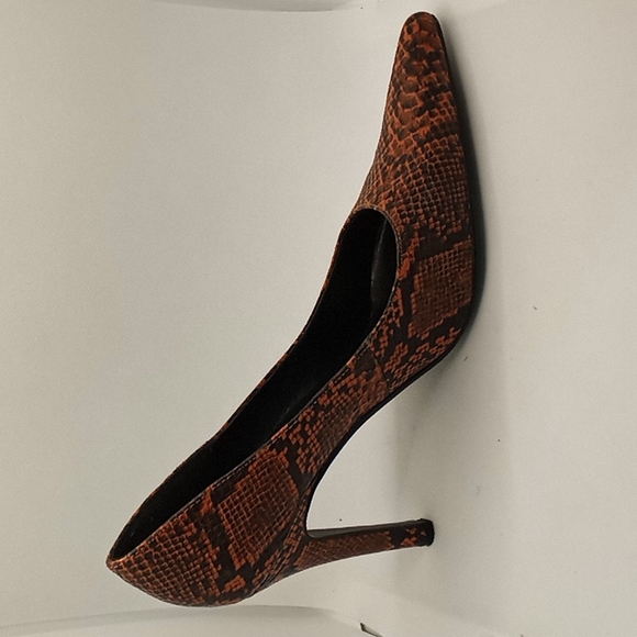 Heels 6.5 color is orange and black - Picture 2 of 5